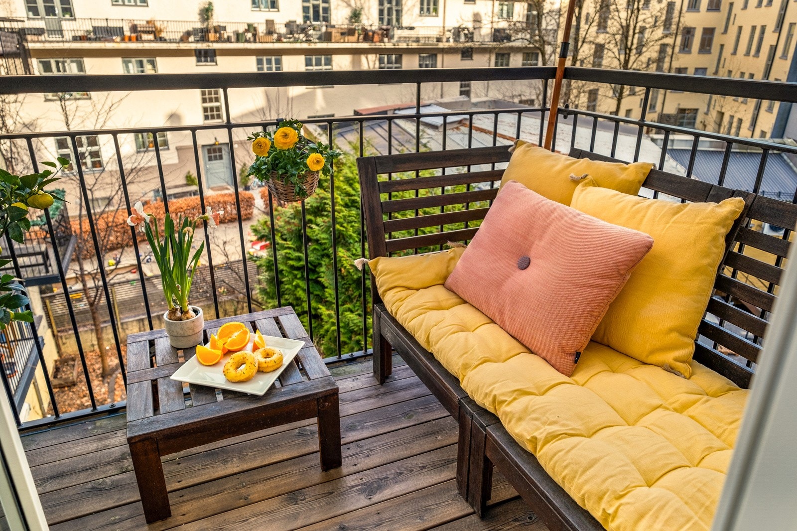 Balkongen fungerer fint som et ekstra rom i den varme årstiden. Galleribilde