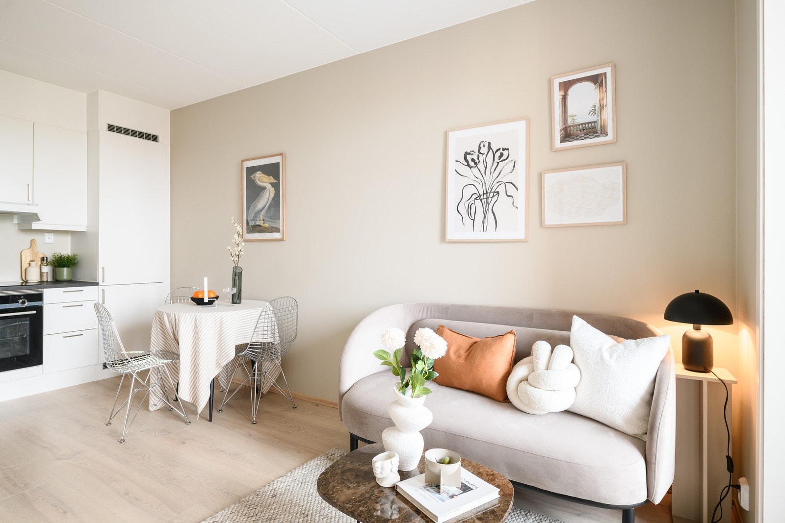 Stuen er lys og luftig med 2,65 meter takhøyde, vannbåren gulvvarme og utgang til en vestvendt balkong. Galleribilde