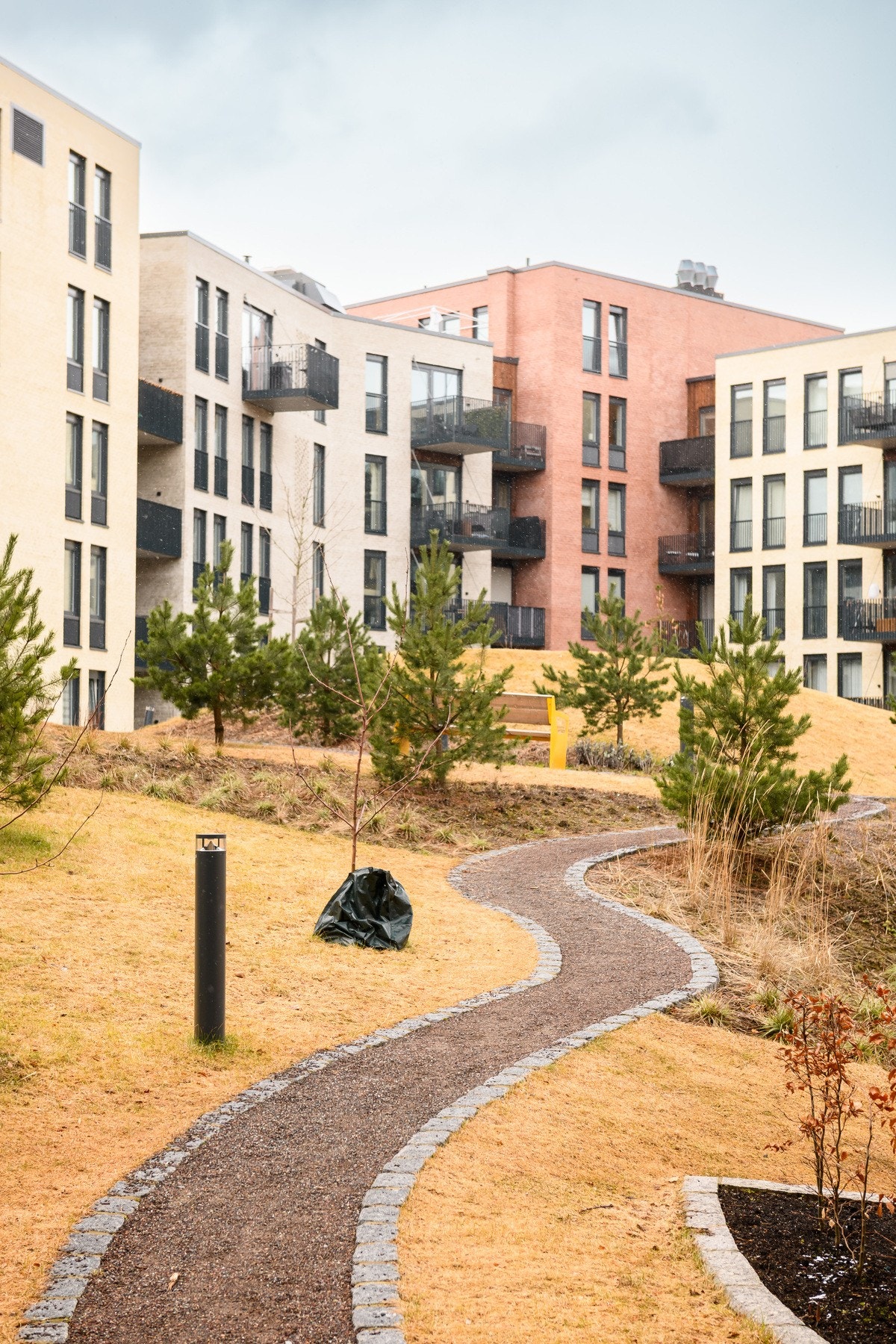 Et parkmessig tun mellom byggene gir en hyggelig møteplass for små og store. Galleribilde