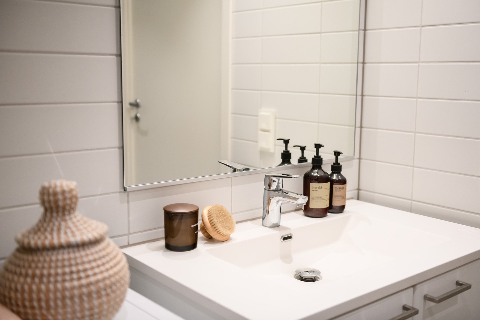 Badet er moderne innredet med vannbåren gulvvarme og varmtvann fra felles fjernvarmeanlegg. Galleribilde