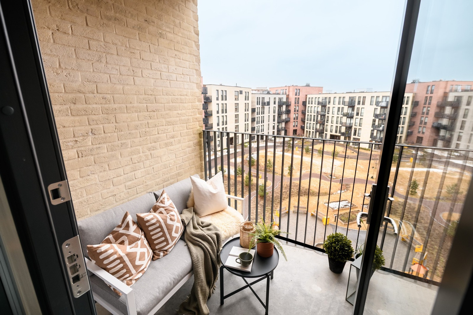 Balkongen ligger vestvendt og inntrukket utenfor stuen, og har et areal på ca. 5 kvm. Galleribilde