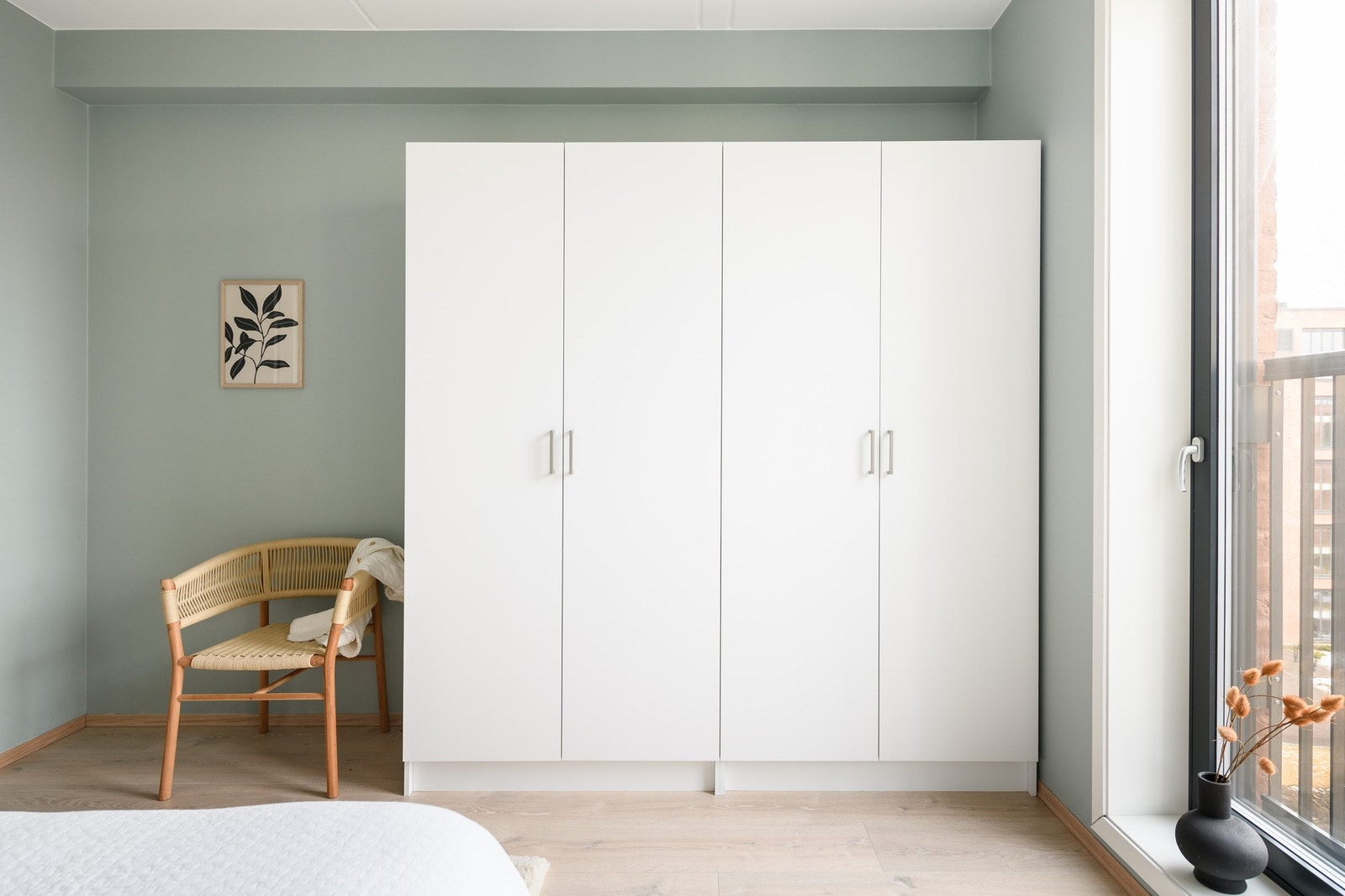 Soverommet er praktisk innredet med et firedørs garderobeskap. Galleribilde