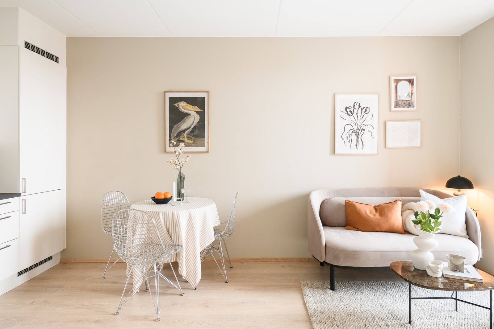 Stuen har fin plass til sofa, tv-løsning og spisebord Galleribilde