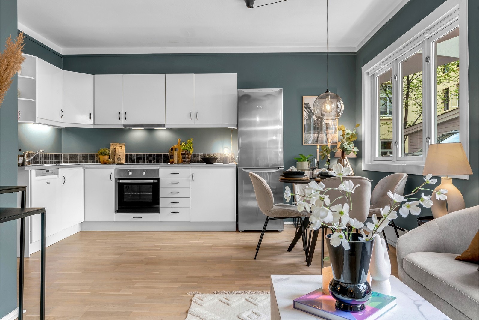 Kjøkkeninnredning fra 2009 med god benkeplass og oppbevaringsplass Galleribilde