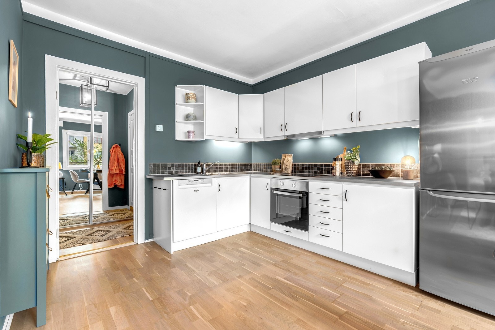 Kjøkken med alle hvitevarer Galleribilde