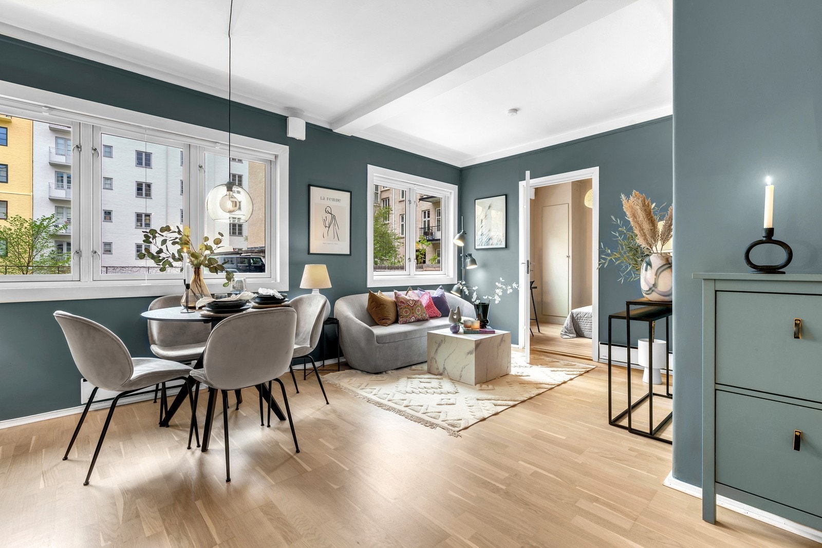 Leiligheten har plass til både sofagruppe og spisegruppe Galleribilde