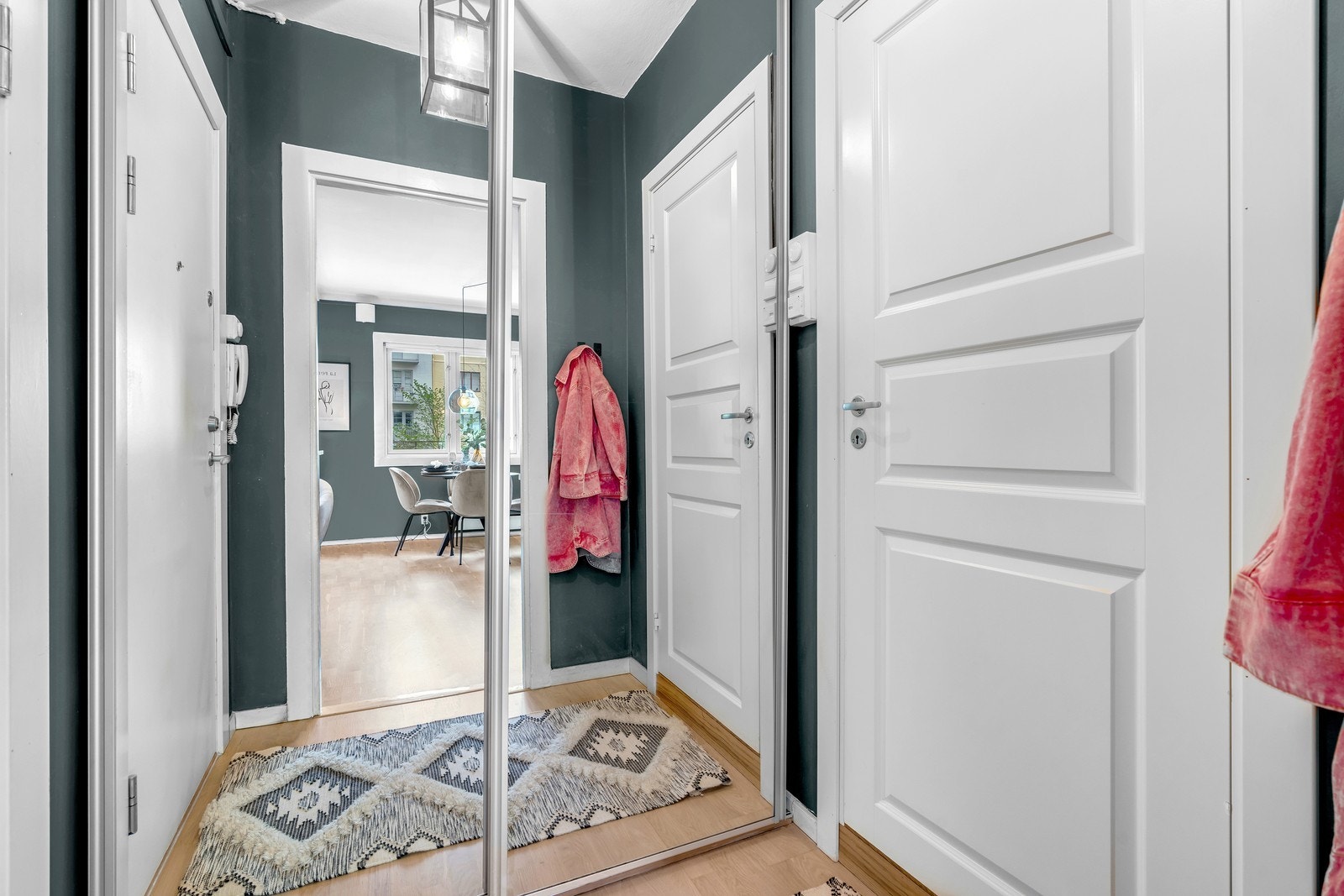 Entrè med skyvedørsgarderobe med speilfronter Galleribilde