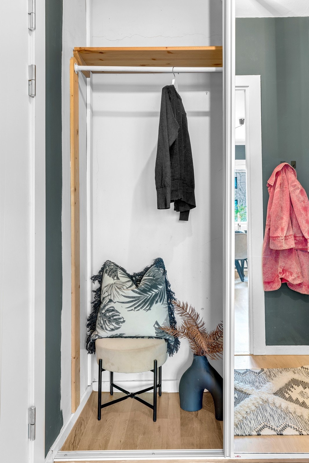 Praktisk skyvedørsgarderobe i entrèen Galleribilde