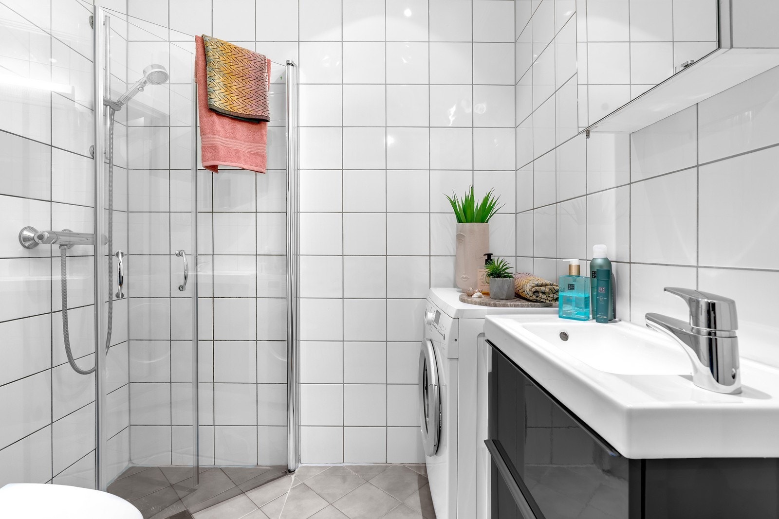 Pent bad med vaskemaskin Galleribilde