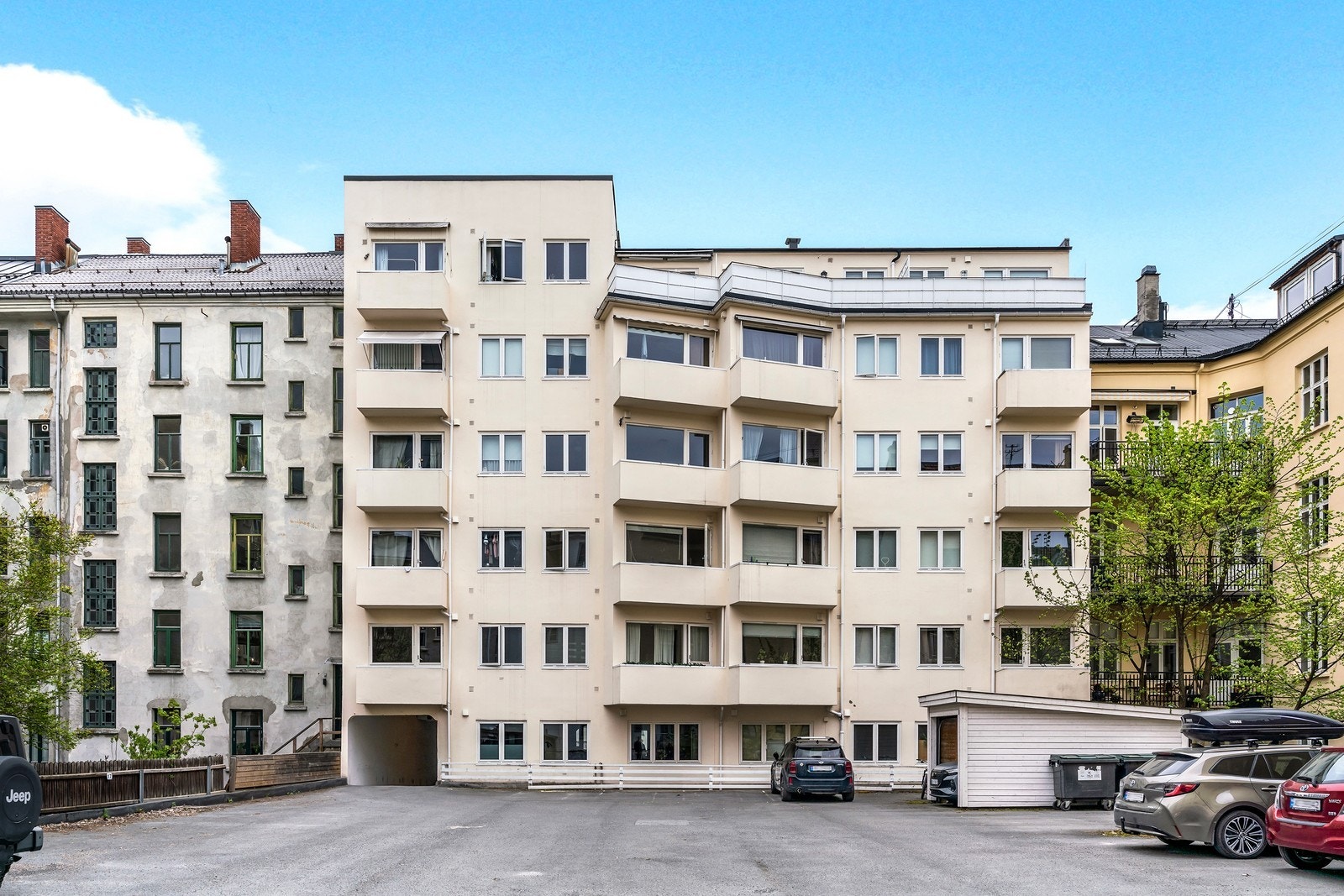 Hele leiligheten vender inn mot lukket gårdsrom Galleribilde