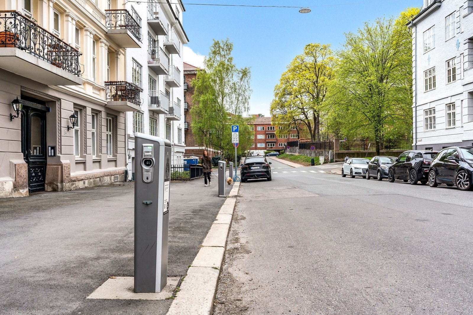 Det er kommunale ladestasjoner i nærliggende gater Galleribilde