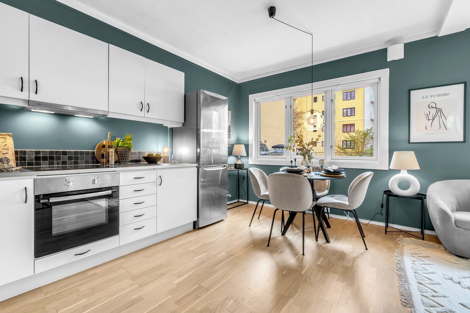 Fin plass til spisebordet i tilknytning til kjøkkenet Galleribilde