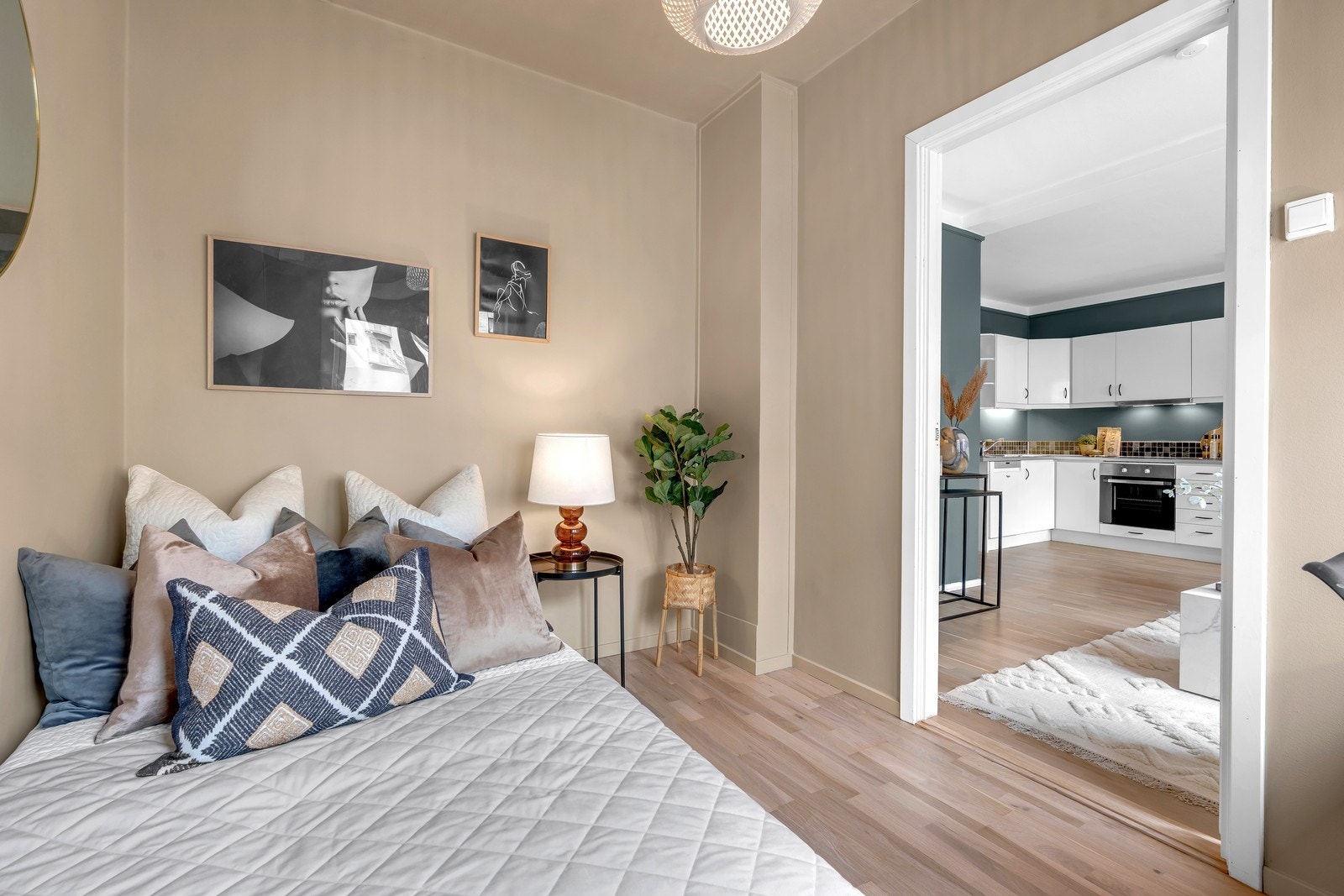 Romslig soverom med plass til dobbeltseng Galleribilde