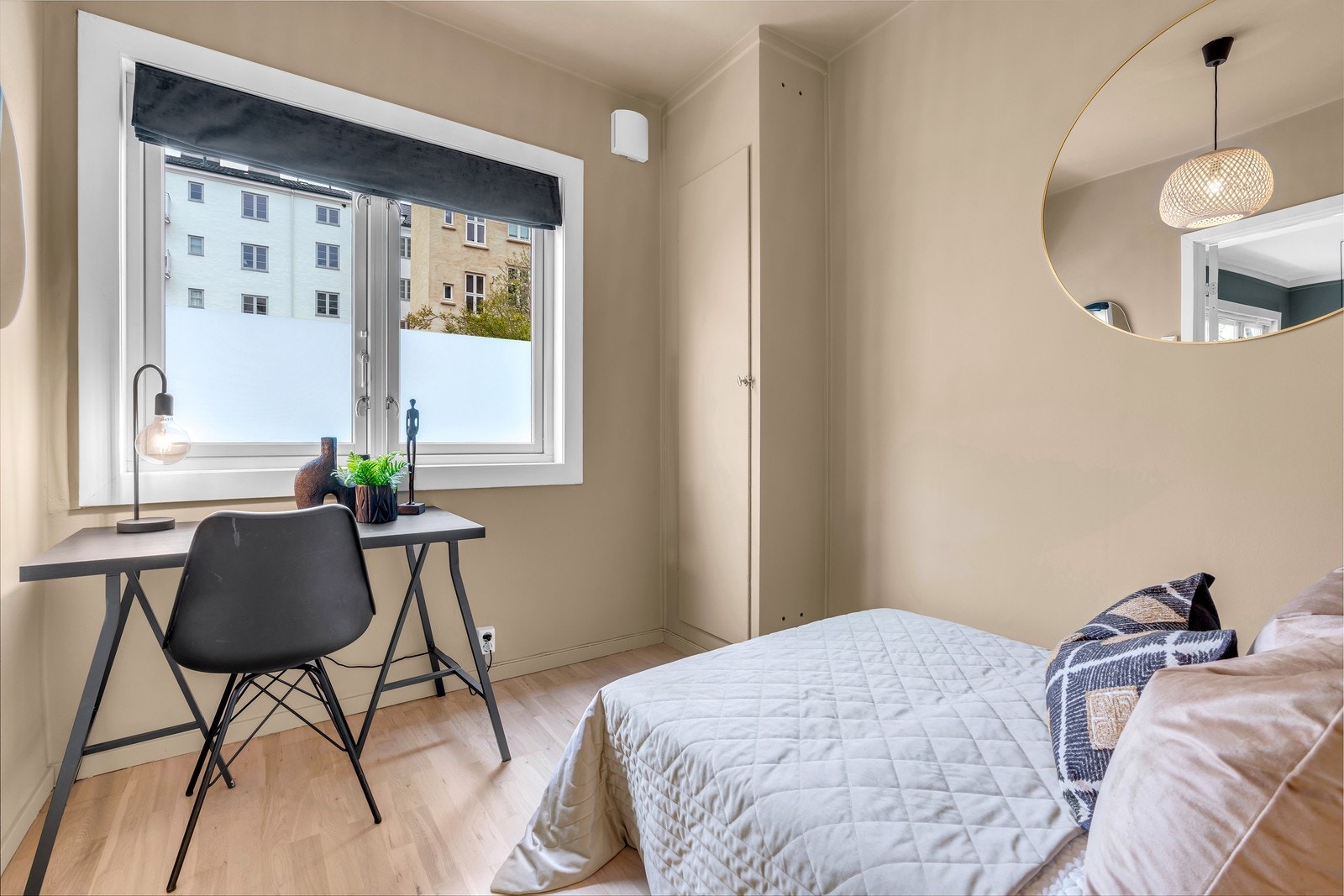 Innebygd skap og plass til ytterligere kommoder eller hjemmekontorløsning Galleribilde