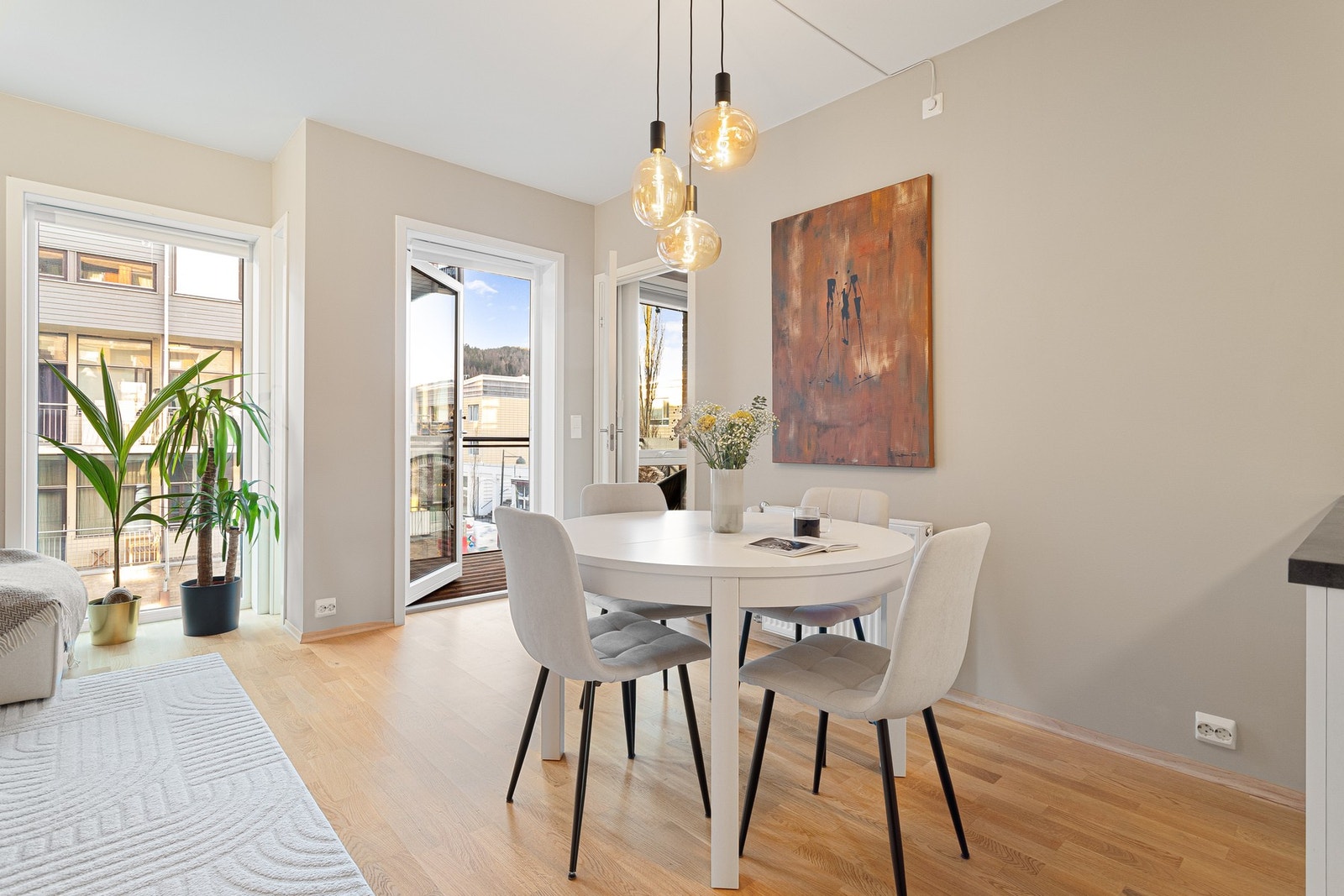 Spiseseksjonen finner sin naturlige plassering mellom kjøkken og stue. Galleribilde