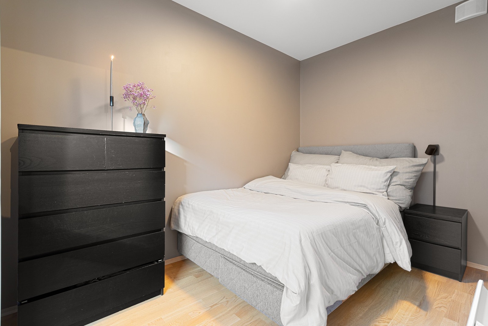 Soverom nr. 2 er på ca. 8 kvadratmeter og er av dagens eiere benyttet som et gjesterom og kontor. Galleribilde