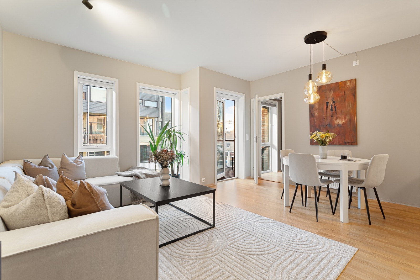 De store vindusflatene gir godt med lys og dette bidrar til en behagelig atmosfære i hele boligen. Galleribilde