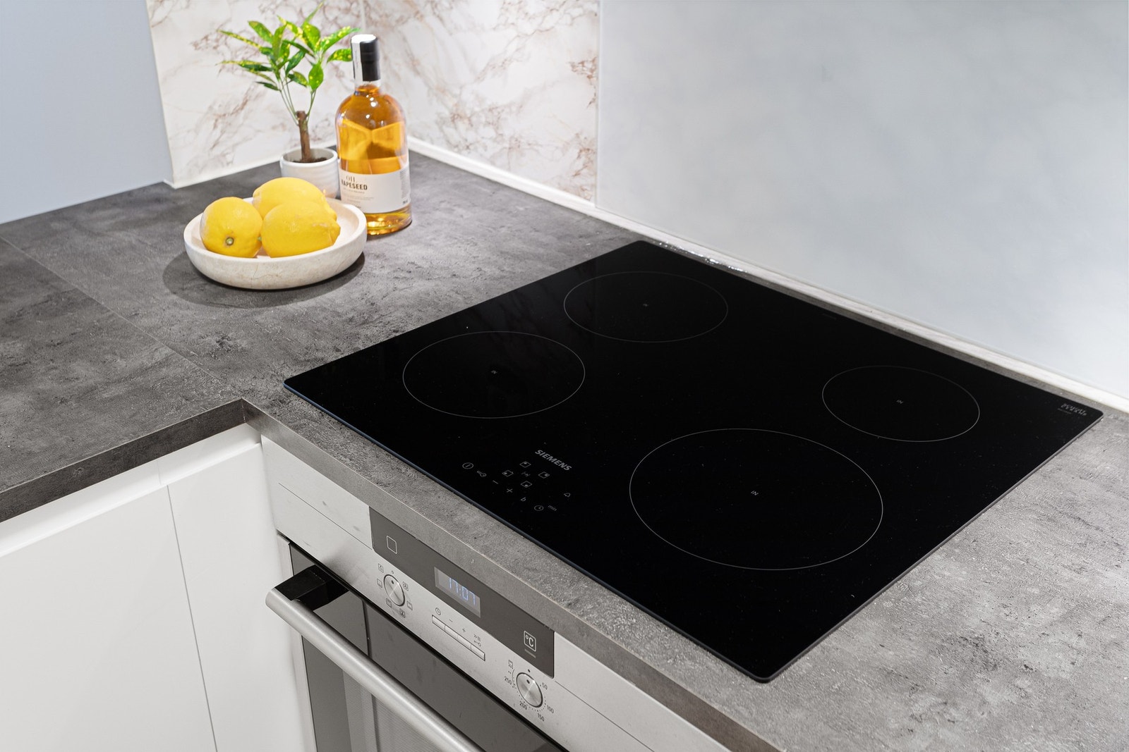 Her er det integrerte hvitevarer som stekeovn, oppvaskmaskin og kjøle/fryseskap. Galleribilde