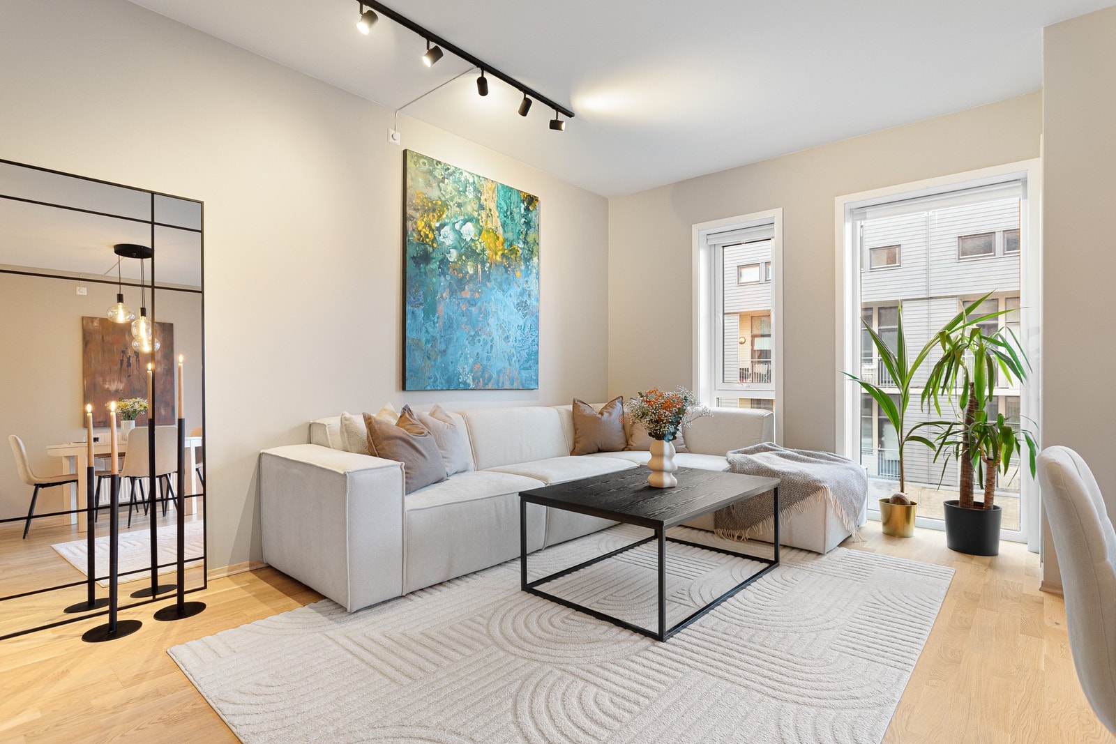 Den praktiske planløsningen gir ypperlige møbleringsmuligheter for både sofagruppe og TV-bord. Galleribilde