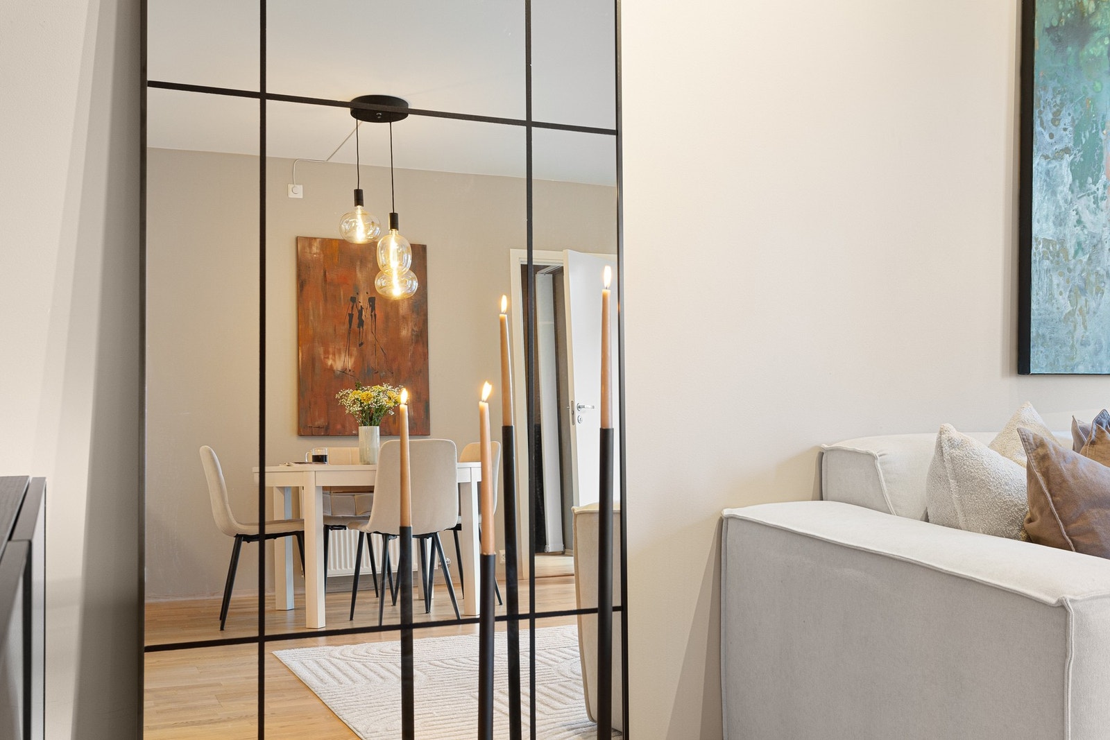 Dagens eiere har kosmetisk oppgradert flere av overflatene i boligen de siste to årene. Galleribilde