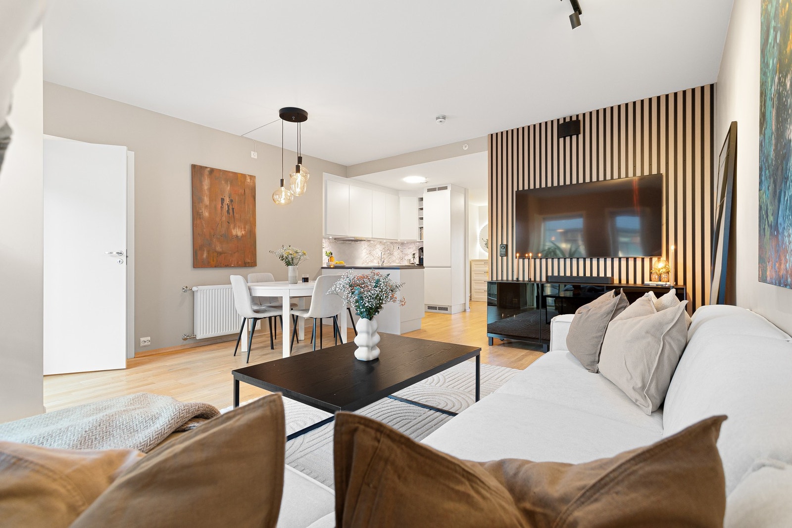 Leiligheten har en åpen løsning mellom kjøkken og stue på ca. 30 kvadratmeter. Galleribilde