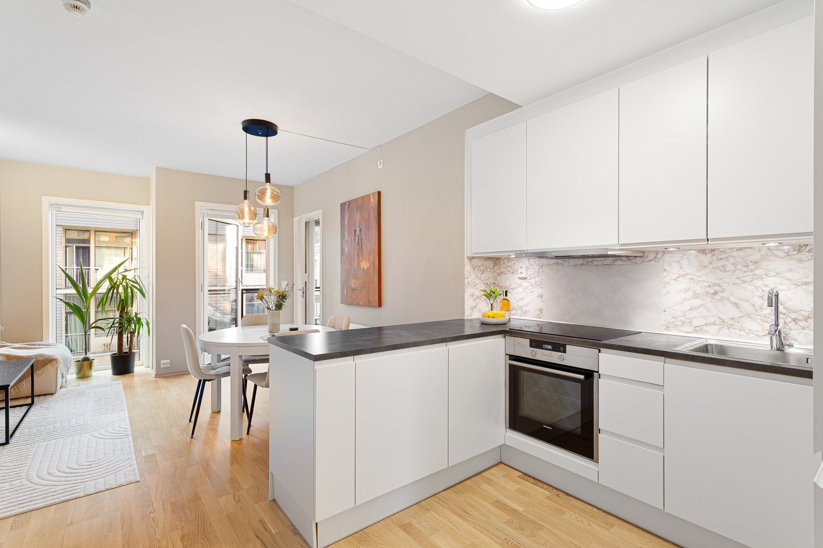 Moderne og stilrent kjøkken fra byggeår (2018). Galleribilde