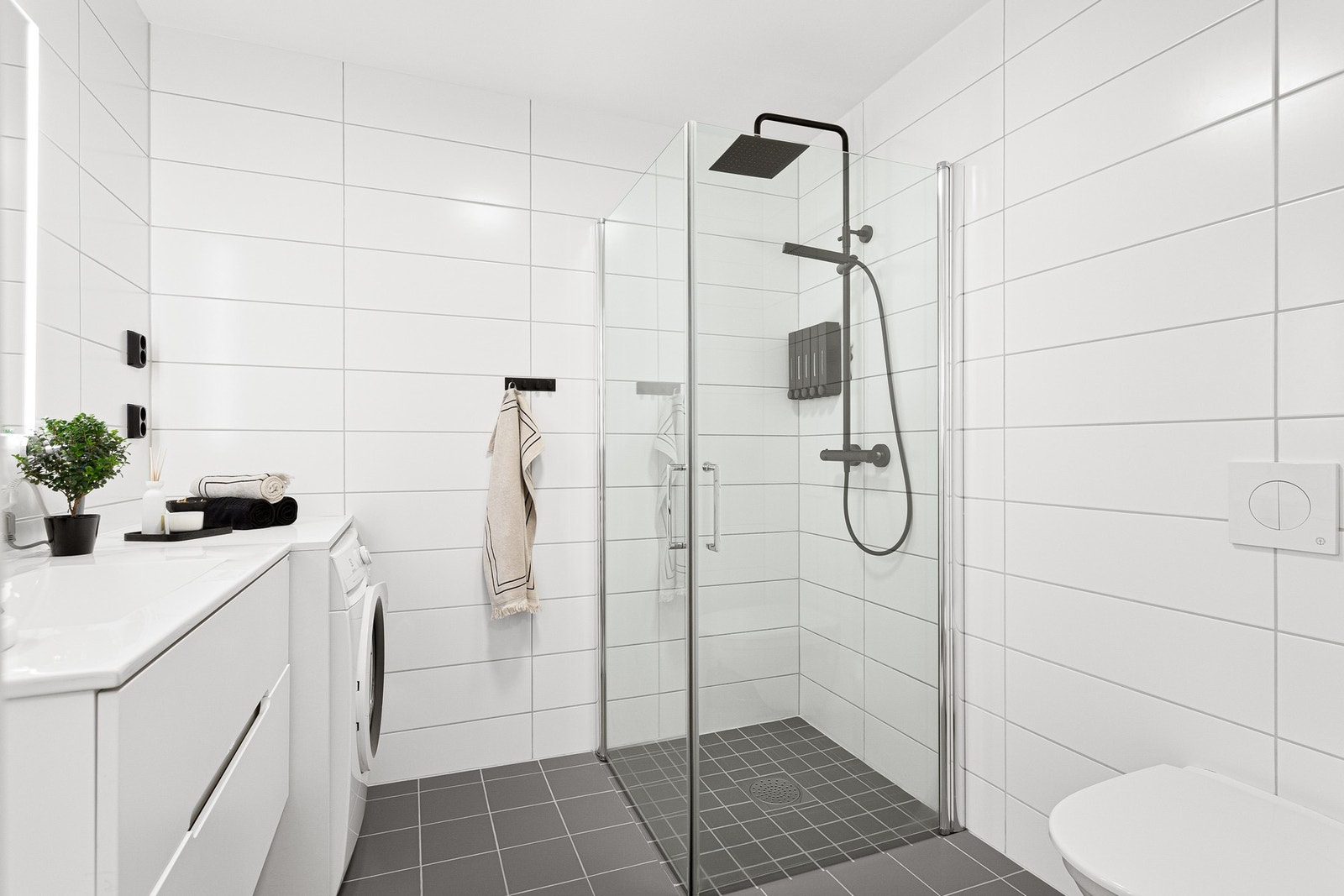 Rett ved inngangspartiet finner man et pent flislagt bad fra byggeår (2018). Galleribilde