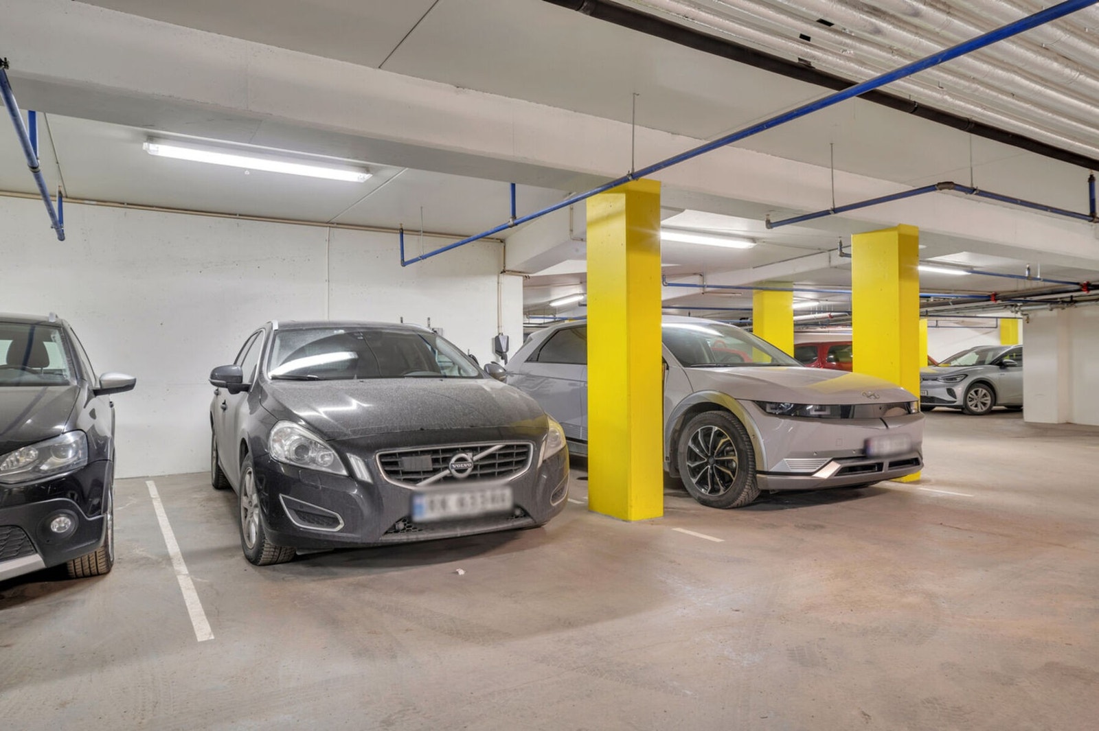 Det medfølger en egen parkeringsplass i felles oppvarmet P-kjeller med ladepunkt for elbil. Galleribilde