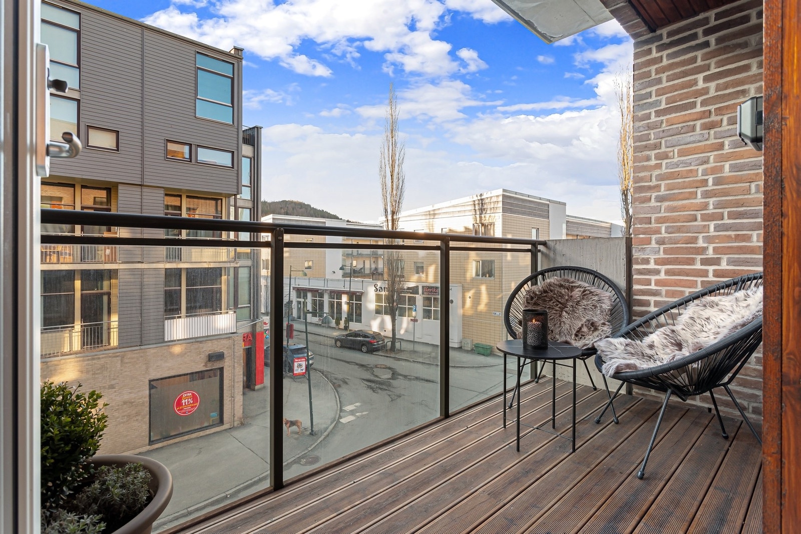 Vestvendt balkong på ca. 5 kvadratmeter med plass til utemøblement. Galleribilde