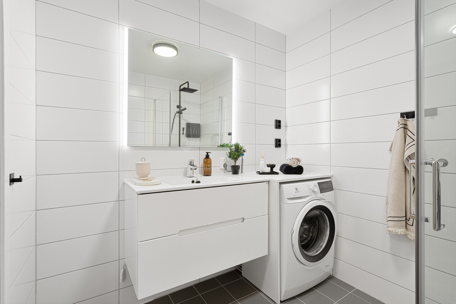 Her er det både varme i gulv og opplegg til vaskemaskin. Galleribilde