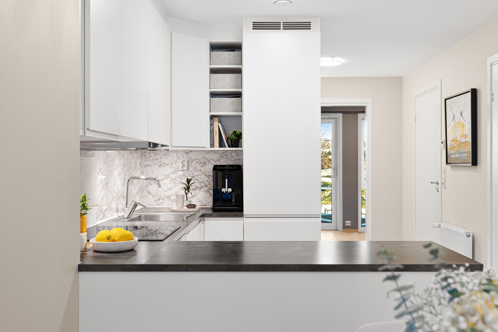 Kjøkkenet har ellers godt med både skap- og benkeplass. Galleribilde