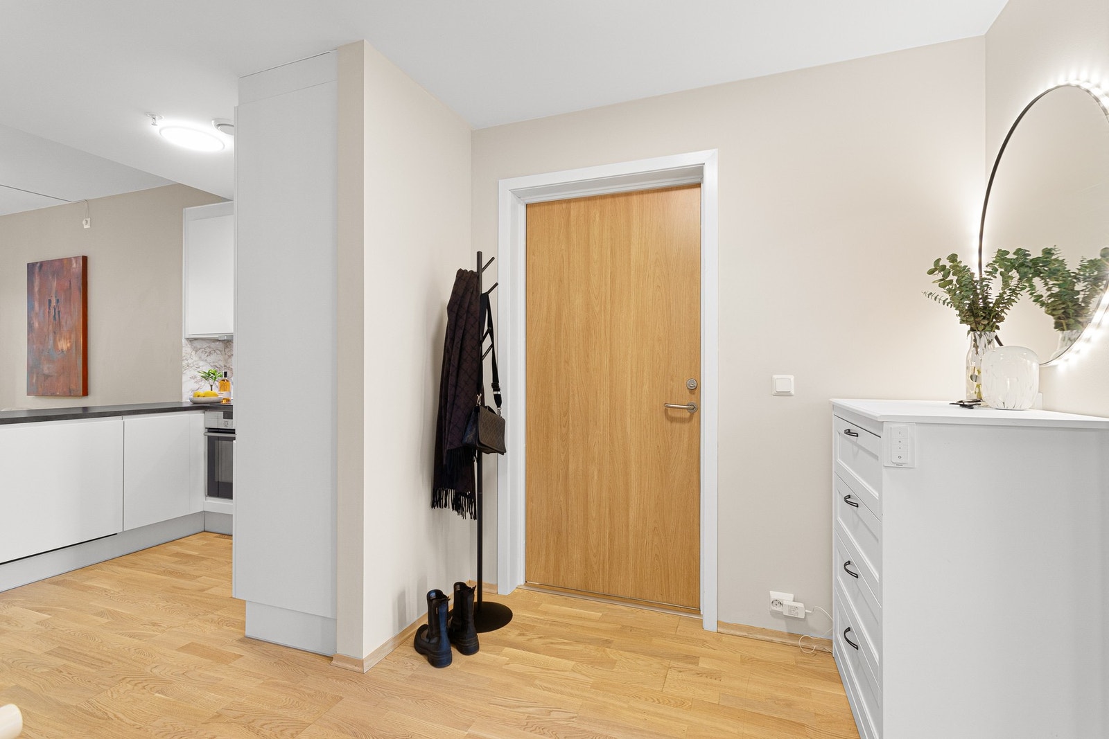 Romslig entrè på 5 kvadratmeter. Galleribilde