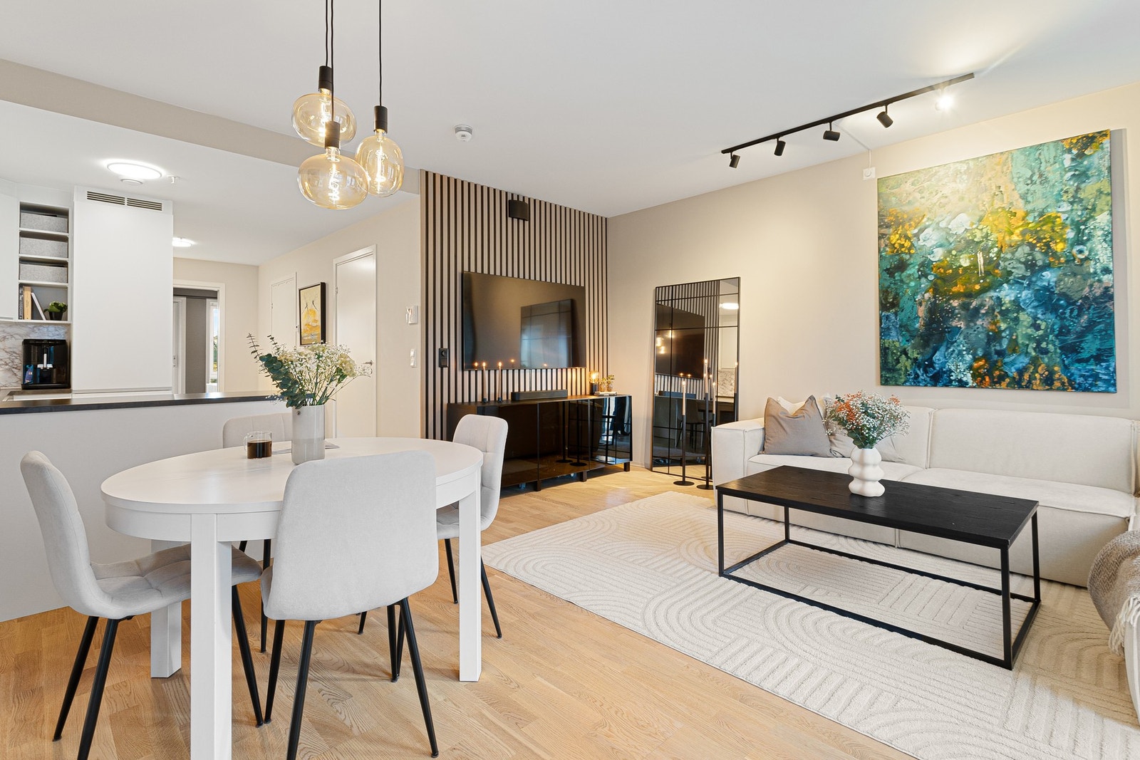 Velkommen til Mellomila 59 A. Smakfull delikat 3-roms selveier i 3.etg | Bygg fra 2018 | Balkong | Egen P-plass med ladepunkt i kjeller | Heis | Bod Galleribilde