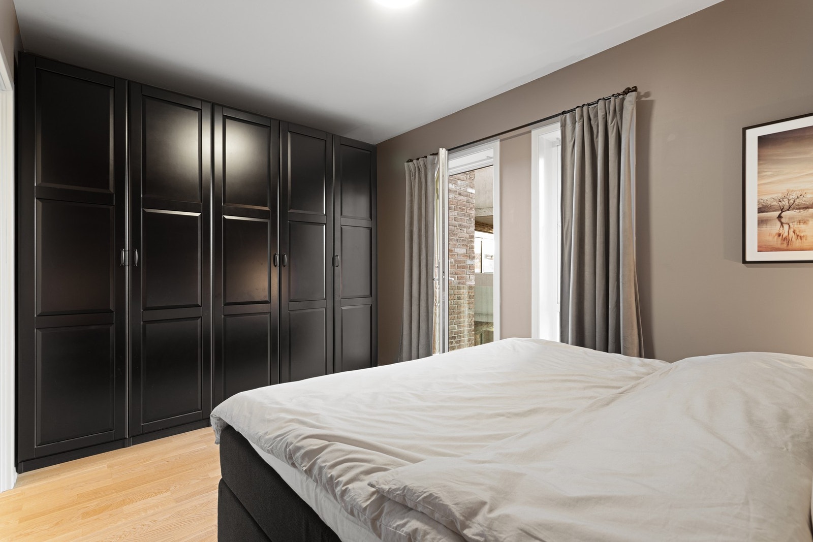 De store garderobeskapene medfølger naturligvis handelen. Galleribilde