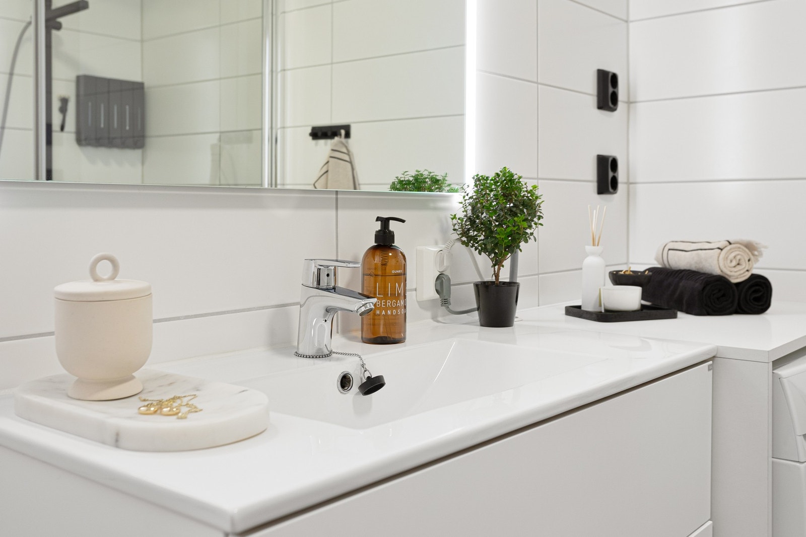 Badet ventileres via ventil i himling som er tilkoblet det balanserte ventilasjonsanlegget. Galleribilde