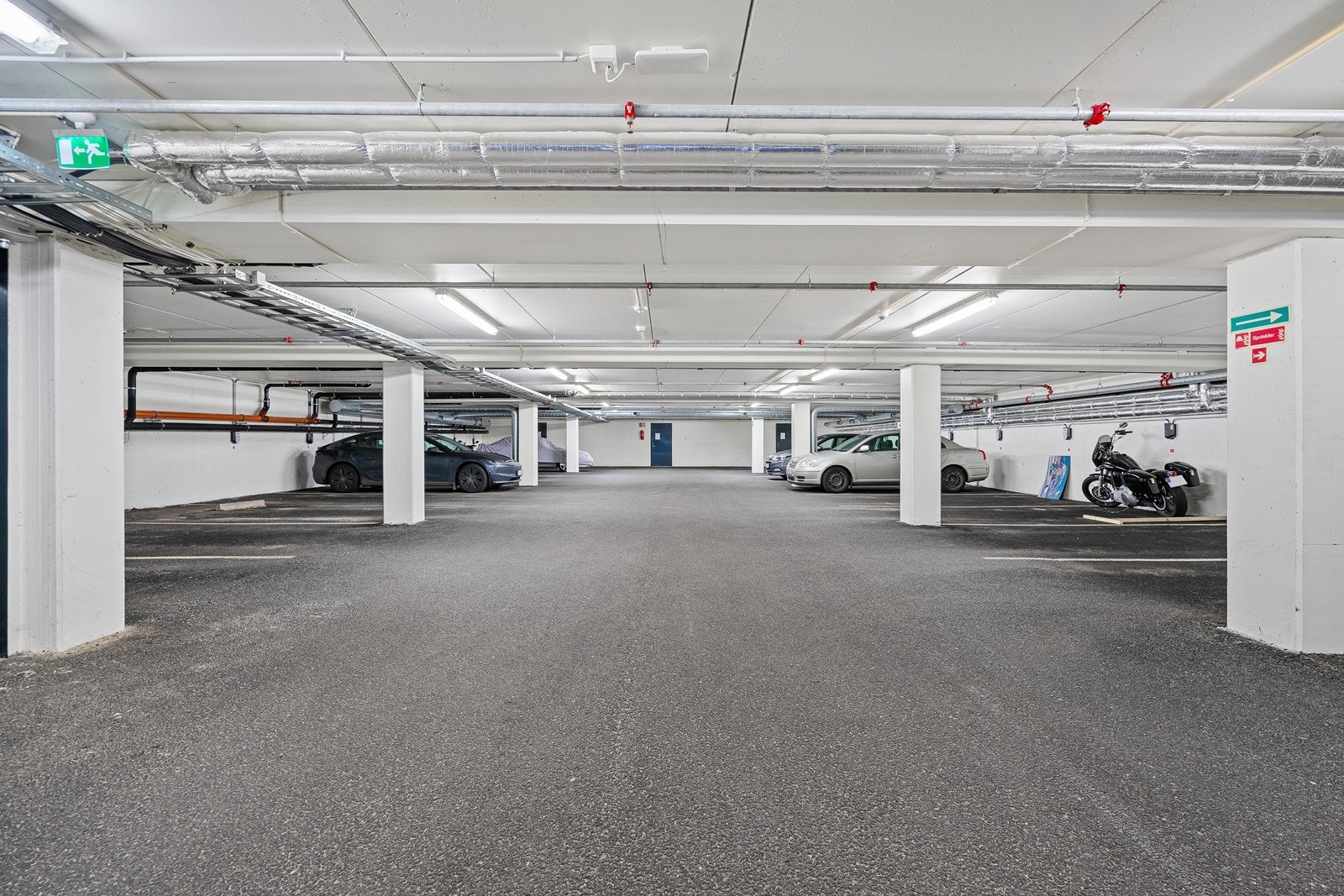 Parkeringsplass i garasjeanlegg. Galleribilde