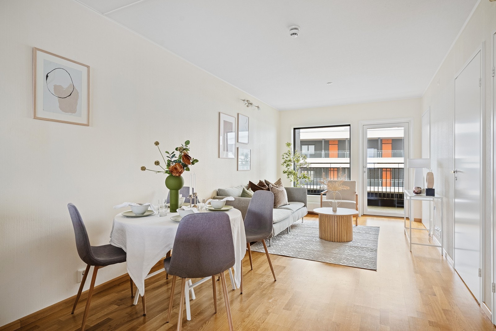 God plass til både spisebord og sofagruppe. Galleribilde