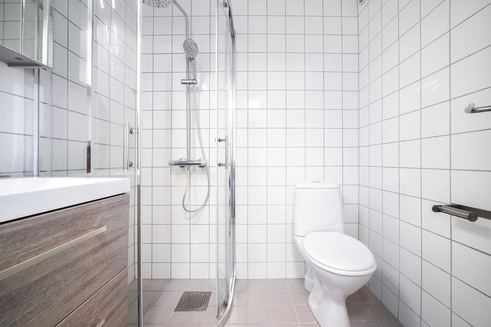 Bad i moderne stil med varme i gulv Galleribilde