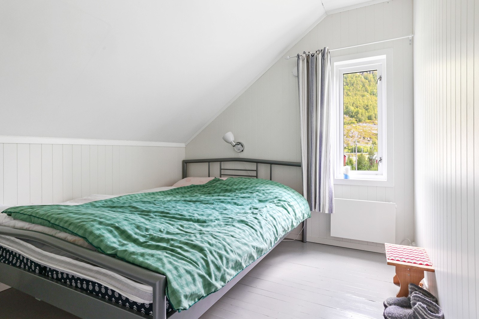 Rommene er av god størrelse med plass til dobbeltseng og garderobeløsning Galleribilde