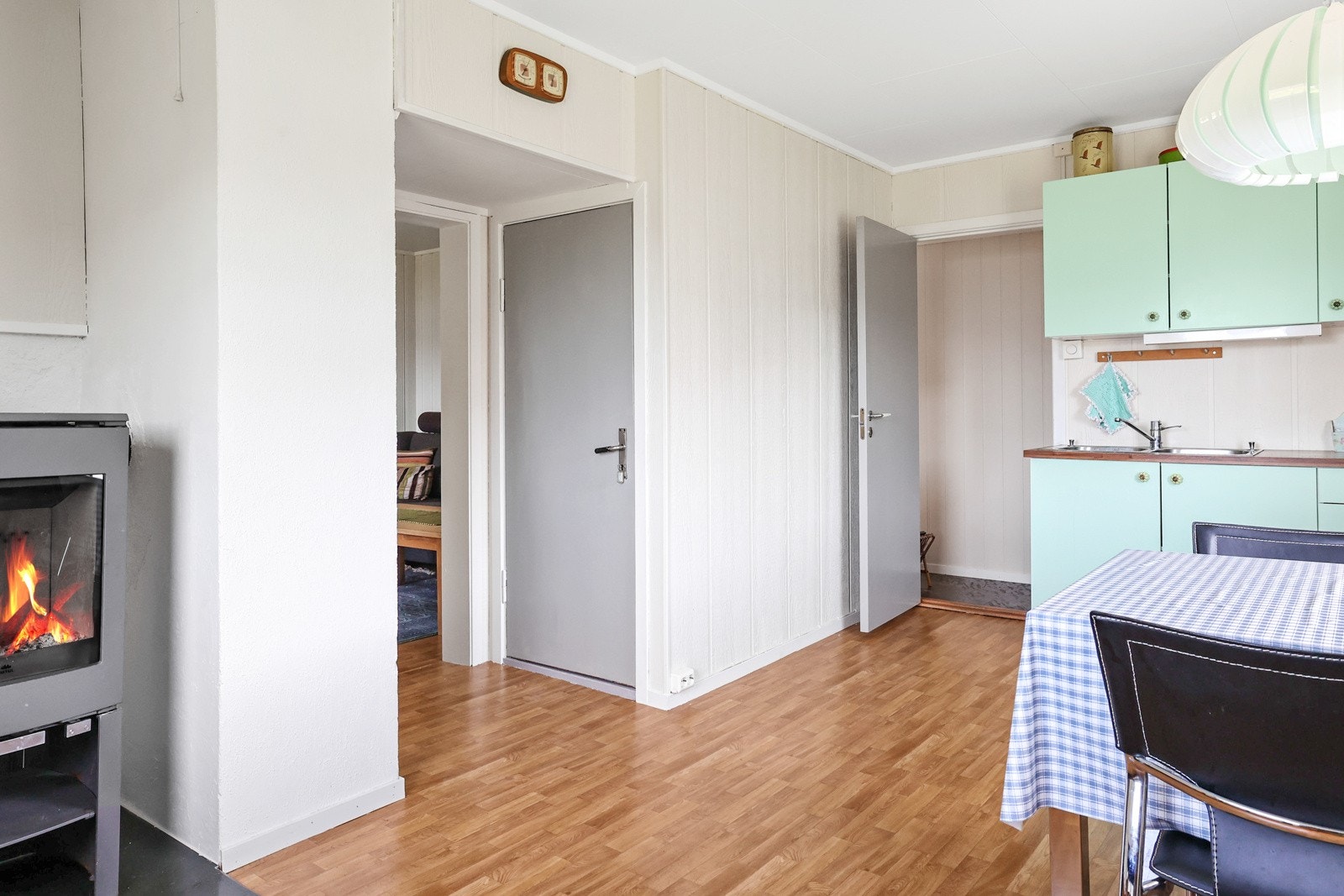 I rommet er det vedfyring Galleribilde