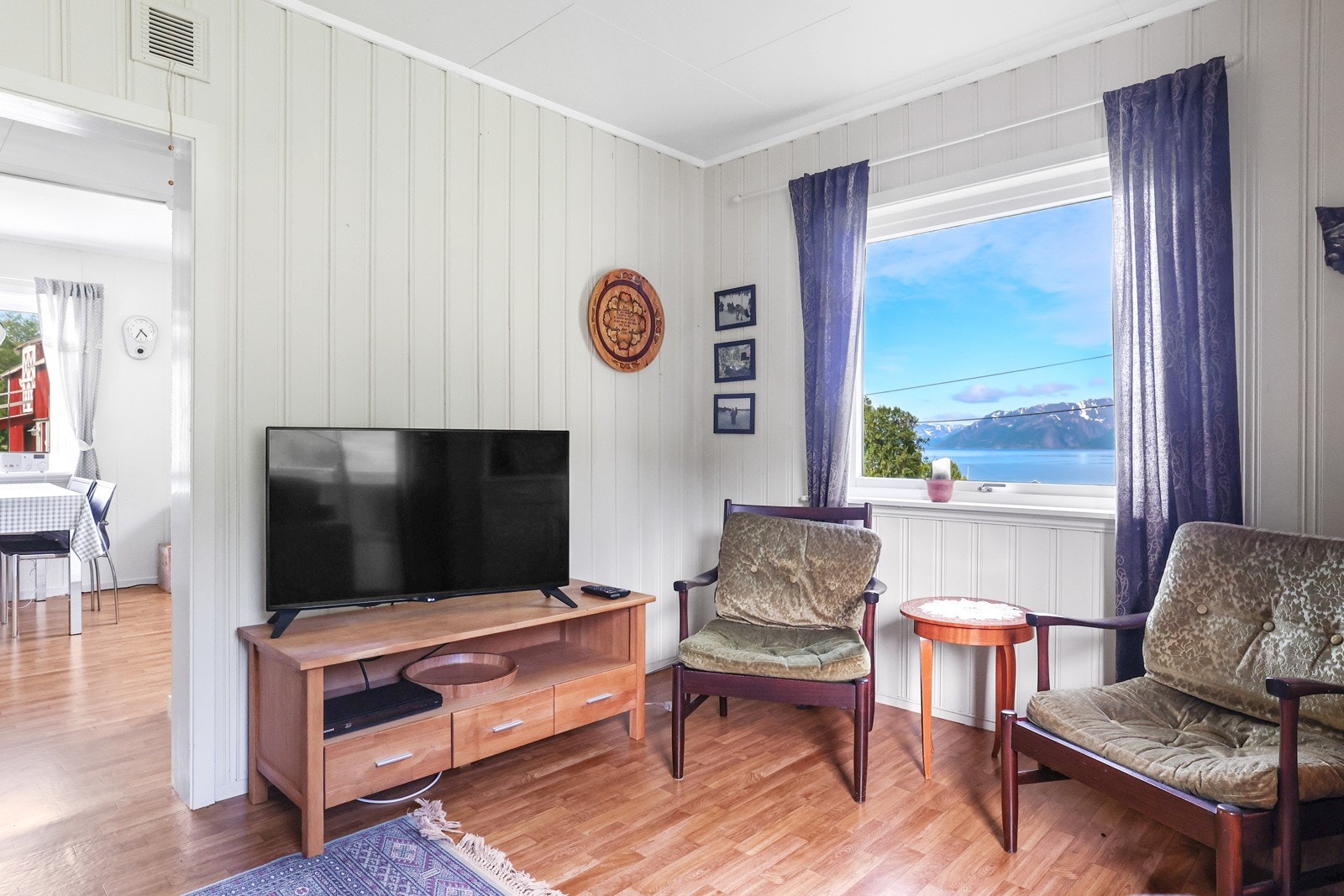 Det er flere vindusflater som gir rommet godt med dagslys Galleribilde