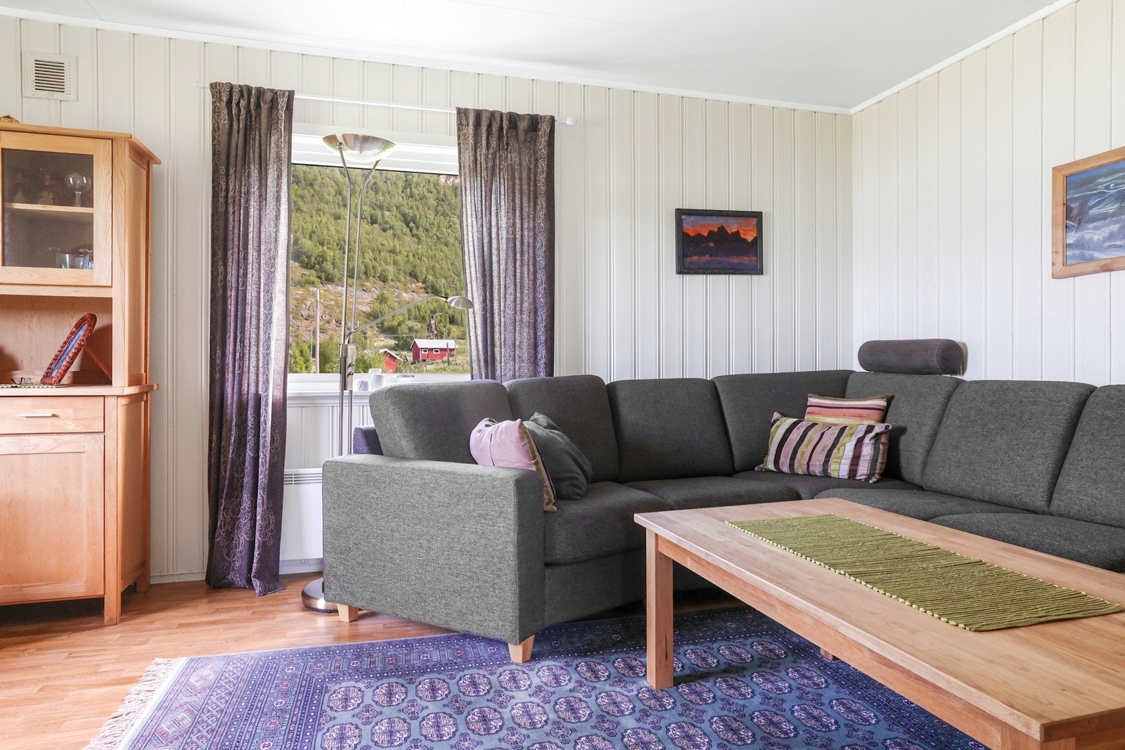 Stuen er innbydende og lys Galleribilde