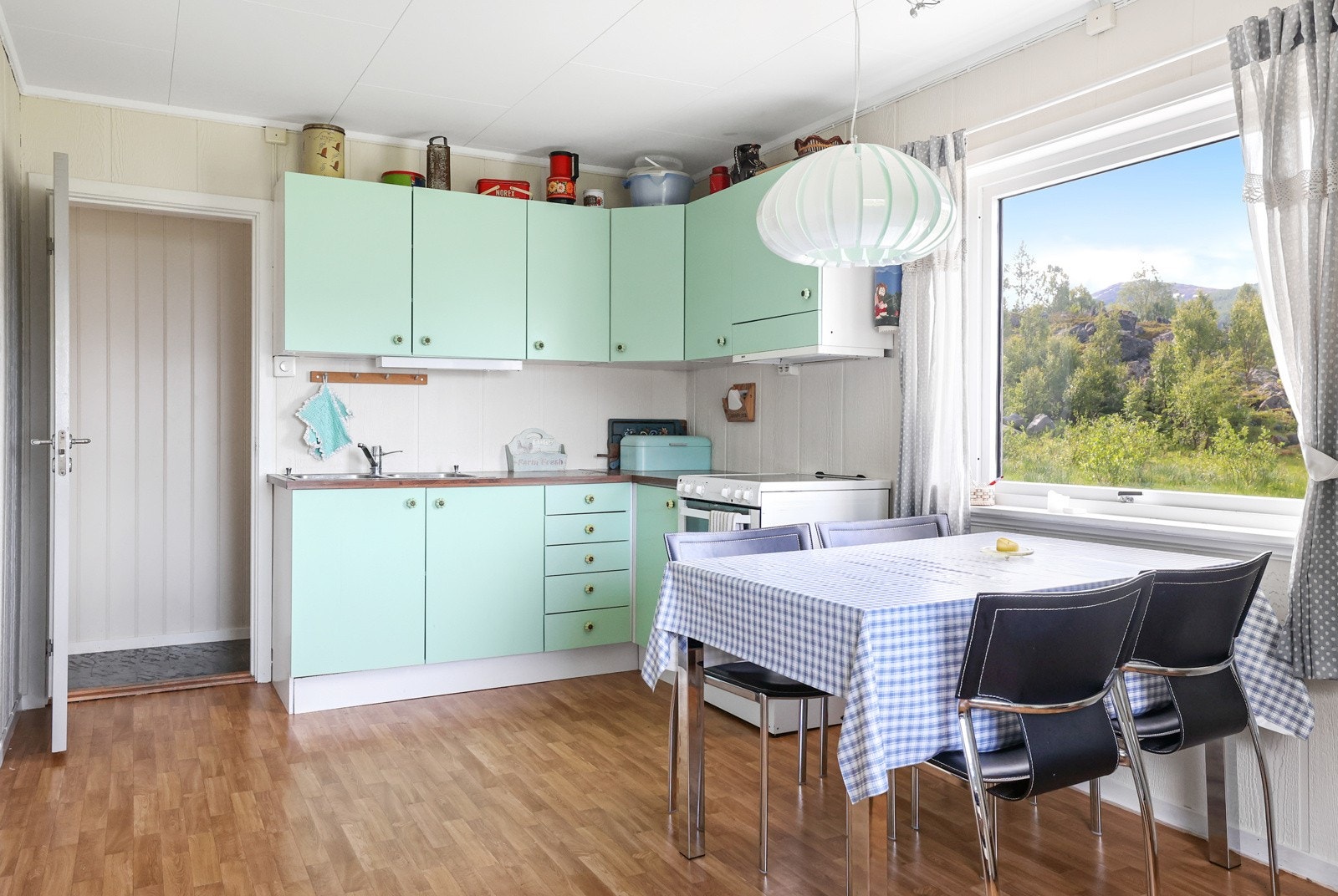 Romslig kjøkken med vindu Galleribilde