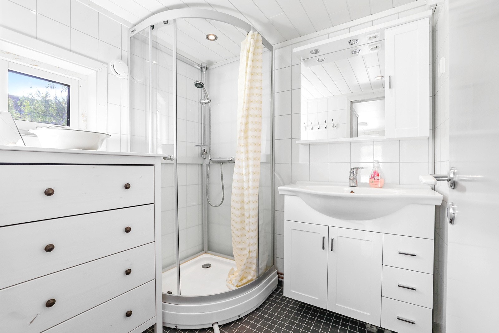 Badet har en lys innredning med varme i gulvet. Galleribilde