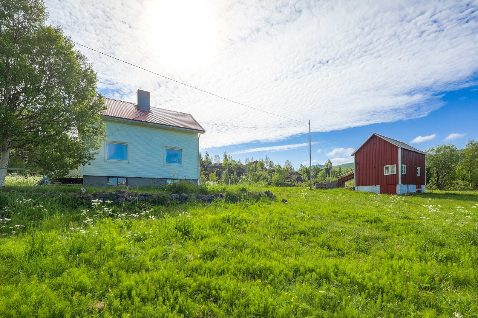 Rundt eiendommen er det vakker natur med gode muligheter til tur og fiske Galleribilde