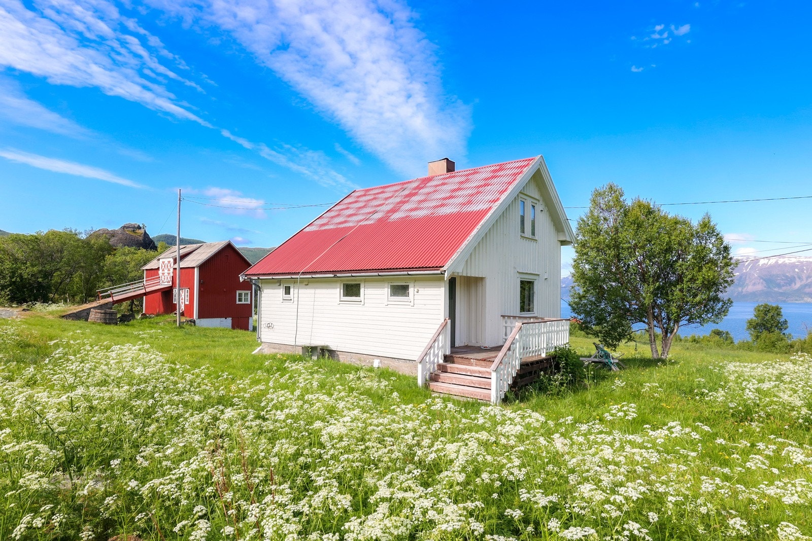 Kjelleretasjen har rikelig med oppbevaringsplass Galleribilde