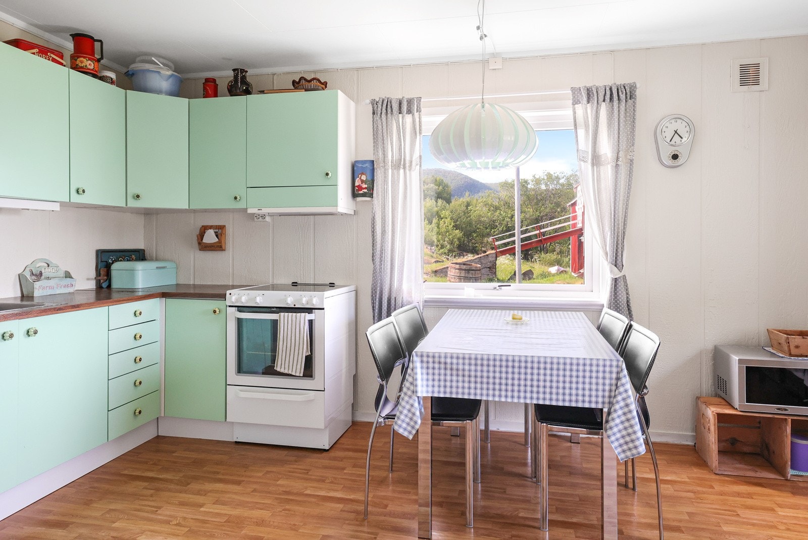 Det er innredet med frittstående komfyr og kjøleskap med fryser Galleribilde