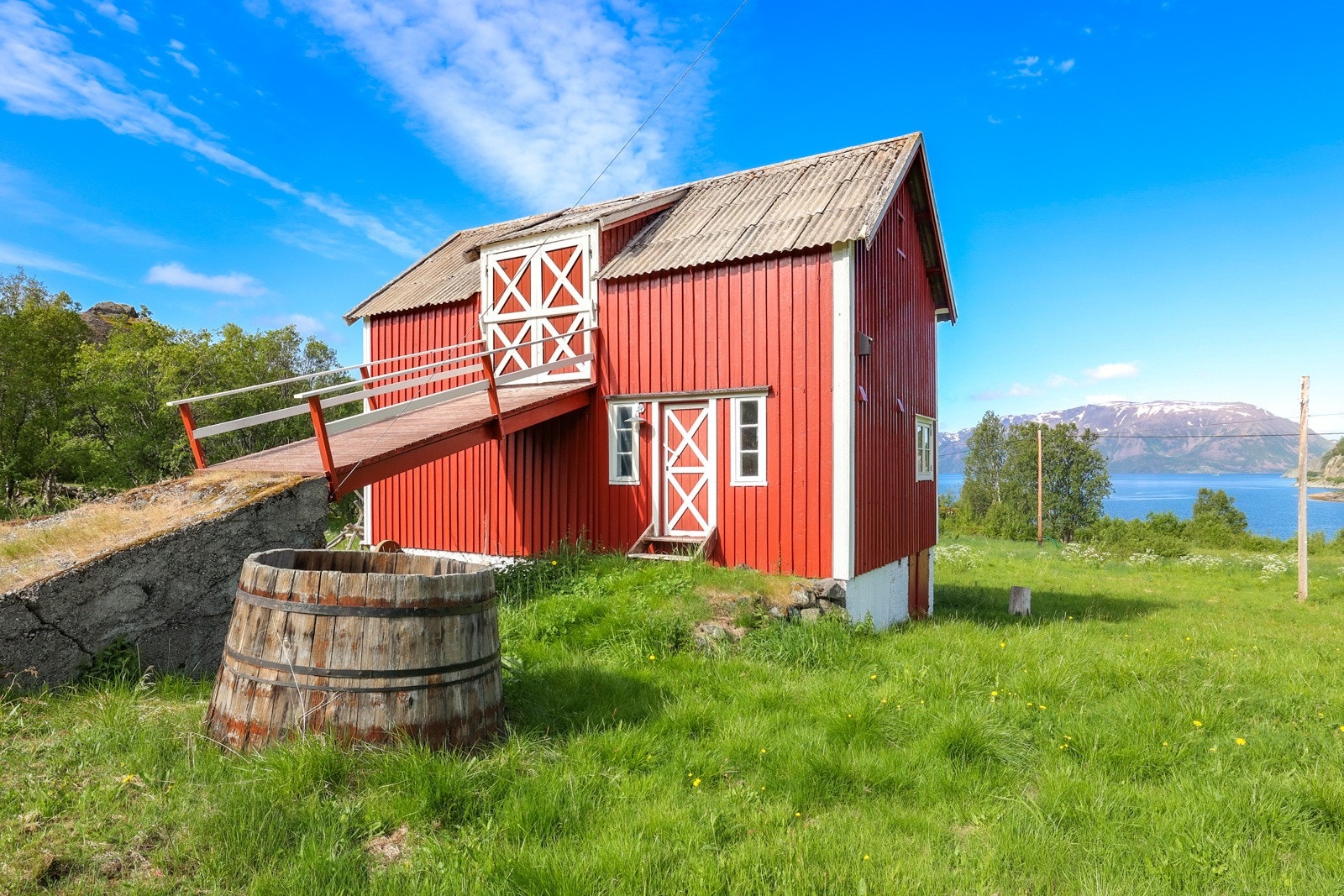 Fjøset har et oppholdsrom av god størrelse, toalettrom og entré Galleribilde