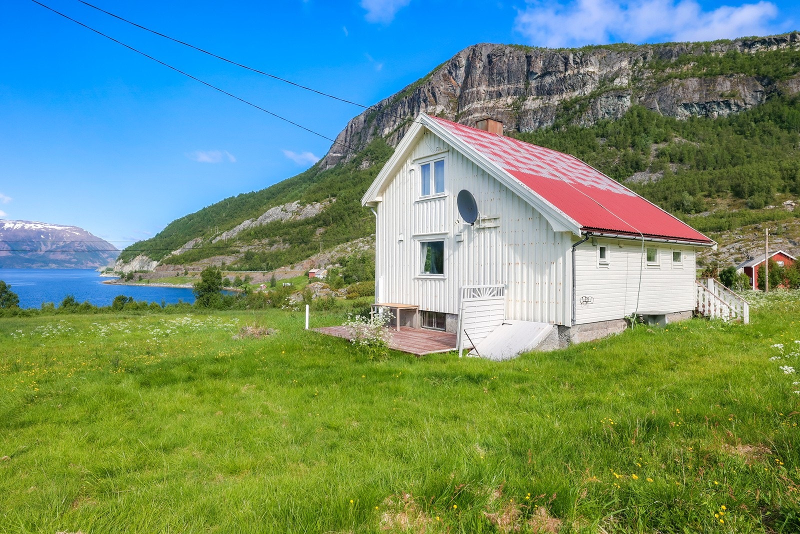Boligen har et flott uteområde, med terrasse og stor hage Galleribilde