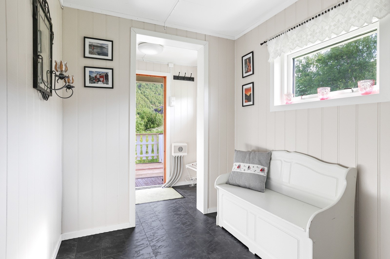 Det er god plass til jakker og sko, samt en sittegruppe i gangen Galleribilde